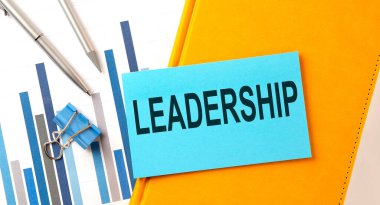 Sarı defter üzerindeki çizelge ve kalemle LeadERGeIP metni