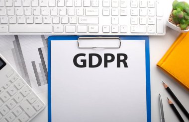 Kağıda klavye, grafik, hesap makinesi ve defter ile yazılmış GDPR