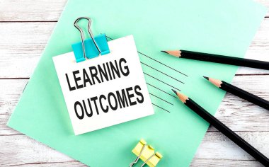 ÖĞRENME ÖĞRENME ahşap zemin üzerinde kalemler ile kısa notta gelir