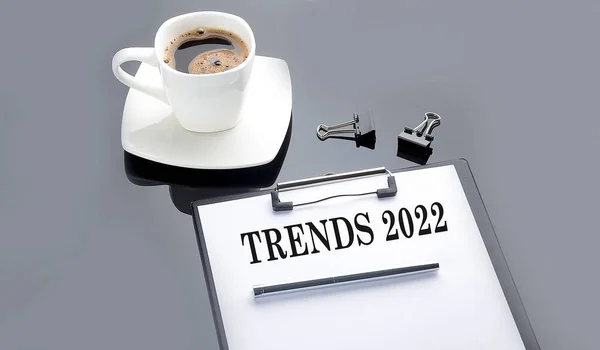 Trends 2022 Text Auf Papierbogen Mit Kaffee Auf Schwarzem Hintergrund — Stockfoto