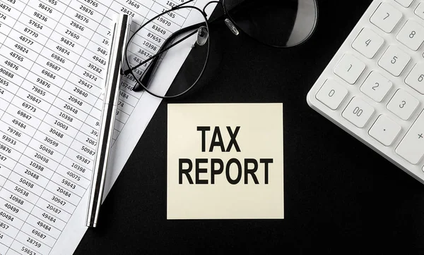 Concept Tax Relatório Mensagem Adesivo Com Óculos Gráfico Calculadora Fundo — Fotografia de Stock