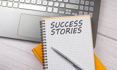 SUCCESS STORIES dizüstü bilgisayara yazılmış metin, iş konsepti