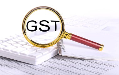 Grafikteki klavyedeki büyüteçle GST sözcüğü