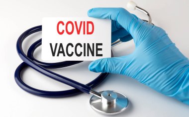 İyi VACCINE malzemeleri, haplar ve steteskop içeren bir kart. Tıbbi