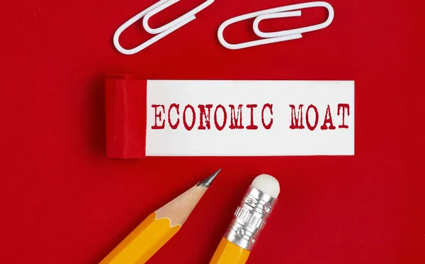 Messaggio Economic Moat Scritto Sotto Carta Rossa Strappata Con Matite — Foto Stock