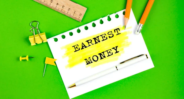 Знак Earnest Money Зеленом Фоне Офисными Инструментами — стоковое фото