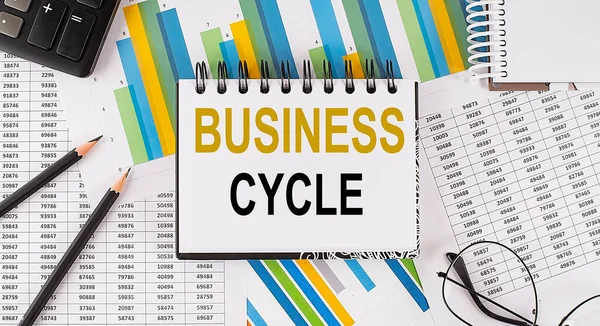 テキストでノートブックを閉じます ビジネスサイクル Business Cycle ビジネスコンセプトイメージ図の背景 — ストック写真