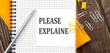 Lütfen not defterindeki bir çıkartma üzerindeki metni açıklayın, ahşap arkaplan