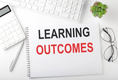 Klavyesi, not defteri ve hesap makinesi olan bir ofis masası. Üst Görünüm, Metin ÖĞRETMENLER