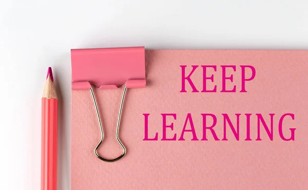 Keep Aprendizagem Palavra Sobre Papel Rosa Com Lápis Rosa — Fotografia de Stock