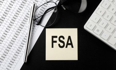 Siyah arkaplanda gözlüklü, grafikli ve hesap makineli FSA iletisini kavra