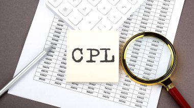 Grafikteki CPL metni, hesap makinesi ve büyüteçle