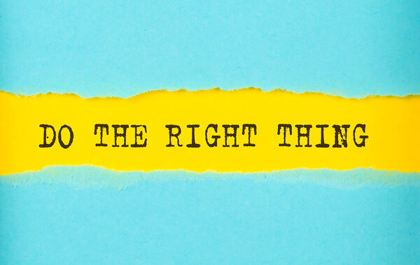 Текст "Правого дела" на рванной бумаге на желтом фоне