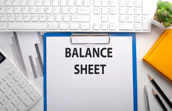 Balance Sheet Geschreven Papier Met Toetsenbord Grafiek Rekenmachine Notebook — Stockfoto