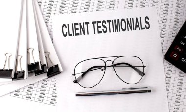 KİŞİ TESTİMONİALS metin üzerinde tablo ve ofis araçları, iş konsepti