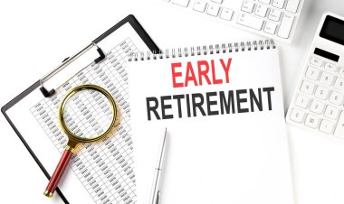 Klavyesi, not defteri, çizelgesi ve hesap makinesi olan ofis masası. Üst Görünüm, Kısa Mesaj Emeklilik