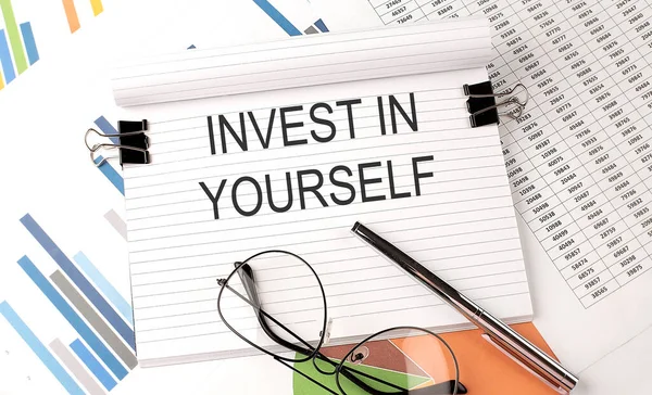 Invest Yourself Text Auf Dem Diagramm Bürobedarf Geschäft — Stockfoto