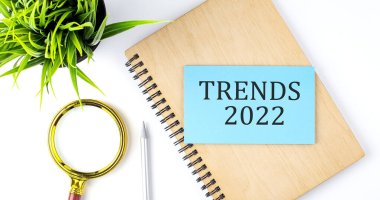 Üzerinde mavi etiket etiketi olan Not Defteri ve Araçlar 2022