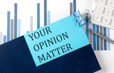 Dosya arkaplanındaki not defterindeki yapışkan nota bakış açın