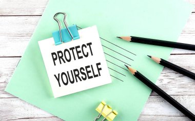 Kısa notta, tahta arkaplanda kalemler ile kendin için metin Koruması