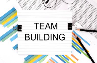 Kalemli defter, arkaplanda gözlük, metin ekibi oluşturma