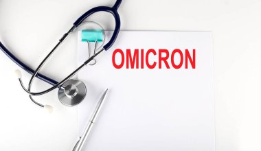 Kağıda steteskopla yazılmış OMICRON metni. Tıbbi konsept.