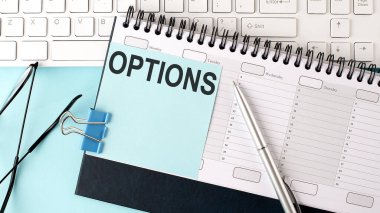 Planlama ve klavyede mavi etiket üzerine OpTIONS metni, mavi arkaplan