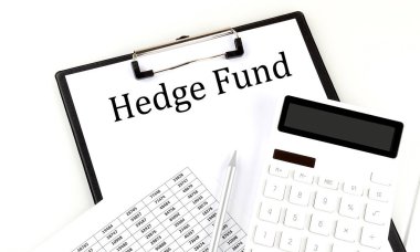 Dizin üzerindeki HEDGE FUND metni beyaz arkaplanda grafik ve hesap makinesi ile
