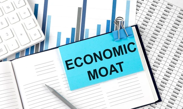 Gazdasági Moat Szöveget Kék Matrica Chart Háttér Közelében Számológép — Stock Fotó