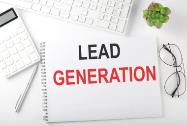 Klavyesi, not defteri ve hesap makinesi olan bir ofis masası. Üst Görünüm, Metin Öncü Genel Görünüm