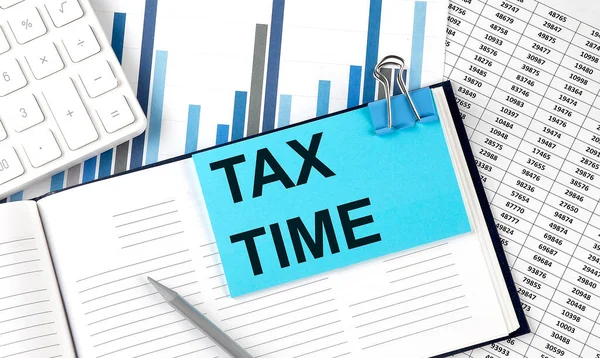 Texto Tax Time Adesivo Azul Fundo Gráfico Perto Calculadora — Fotografia de Stock
