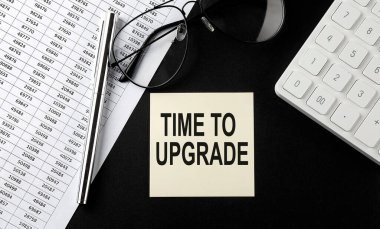 Siyah arkaplanda gözlüklü, grafikli ve hesap makineli çıkartma üzerine Zaman UPGRAD iletisi konsepti