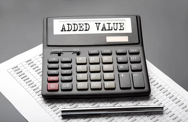 Grafikteki hesap makinesi üzerinde kalemle EDED VALUE sözcüğü