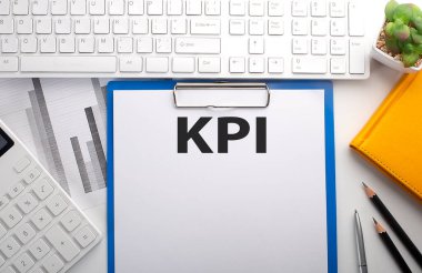 KPI kağıda klavye, grafik, hesap makinesi ve defter ile yazıldı