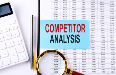 COMPETITOR ANALYSIS metin üzerinde etiket arkaplanda, iş konsepti