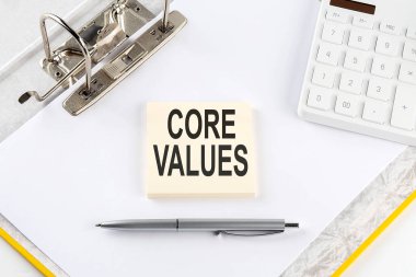 CORE VALUES - iş konsepti, hesap makineli klasör arkaplanındaki etiket üzerindeki ileti