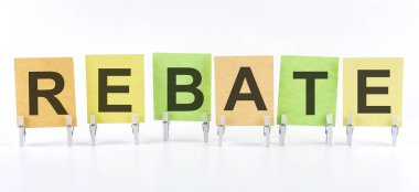 REBATE ifadesi beyaz arkaplanda çok renkli çıkartmalara yazılmıştır. İş kavramı, strateji, planlama.