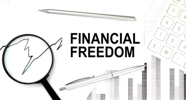 金融の自由 グラフ 拡大鏡 計算機 ビジネス文書 — ストック写真