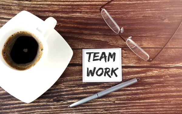 Team Work Text Auf Dem Klebrigen Mit Kaffee Stift Und — Stockfoto