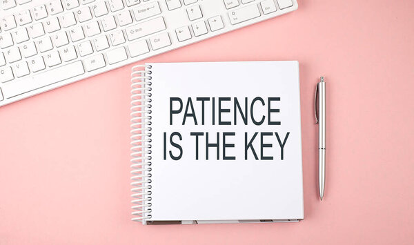 Розовый офисный стол с клавиатурой и тетрадью - это КЛЮЧ