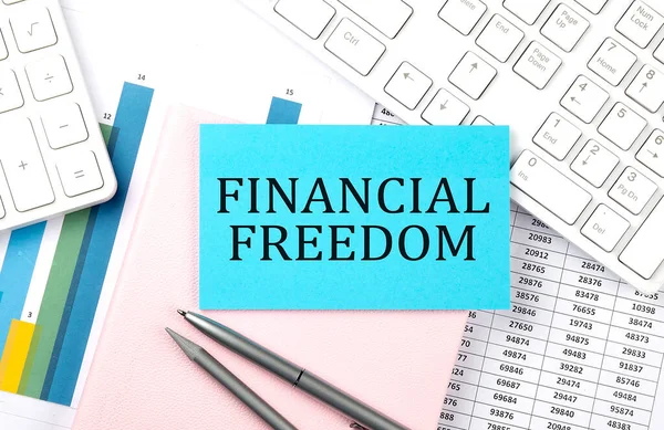 Χρηματοοικονομικη Ελευθερια Κείμενο Μπλε Αυτοκόλλητο Στο Διάγραμμα Αριθμομηχανή Και Πληκτρολόγιο — Φωτογραφία Αρχείου
