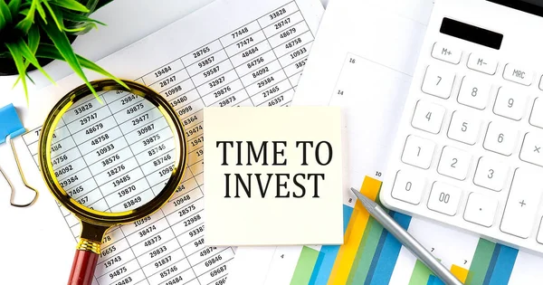 Time Invest Text Auf Sticker Auf Dem Diagramm Mit Lupe — Stockfoto