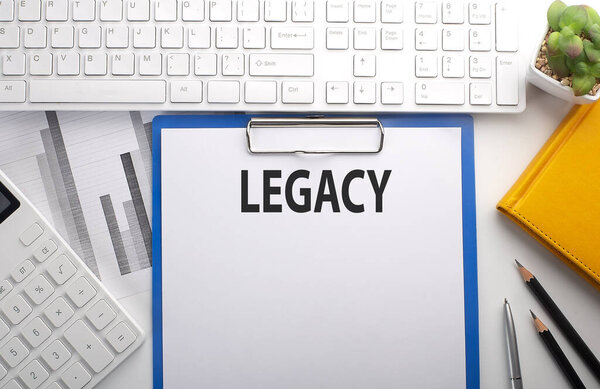 LEGACY написан на бумаге с клавиатурой, графиком, калькулятором и ноутбуком