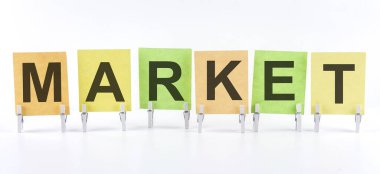 MARKET ifadesi beyaz arkaplanda çok renkli çıkartmalara yazılmıştır. İş kavramı, strateji, planlama.