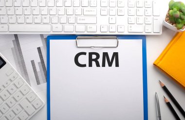 Kağıda klavye, grafik, hesap makinesi ve defter ile CRM yazıldı