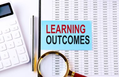 Çizelgedeki çıkartma üzerine yazılmış metinler, iş konsepti.