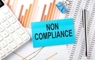 Diyagram arkaplanındaki etiket üzerindeki COMPLIANCE olmayan metin