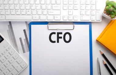 Kağıda klavye, çizelge, hesap makinesi ve defter ile CFO yazıldı