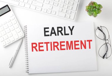 Klavyesi, not defteri ve hesap makinesi olan bir ofis masası. Üst Görünüm, Kısa Mesaj Emeklilik