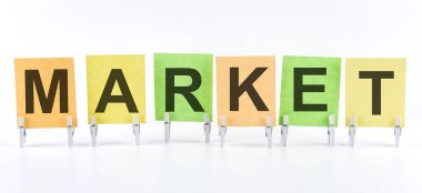 MARKET ifadesi beyaz arkaplanda çok renkli çıkartmalara yazılmıştır. İş kavramı, strateji, planlama.